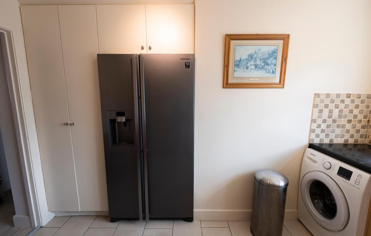Immaculate 2-Bed Apartment In Isleworth By River Exterior photo