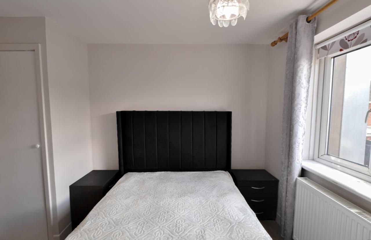 Immaculate 2-Bed Apartment In Isleworth By River Exterior photo