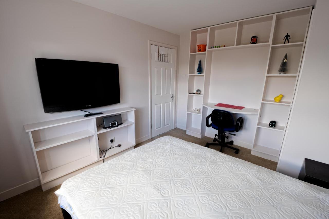 Immaculate 2-Bed Apartment In Isleworth By River Exterior photo